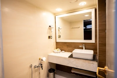 Laleh Hotel