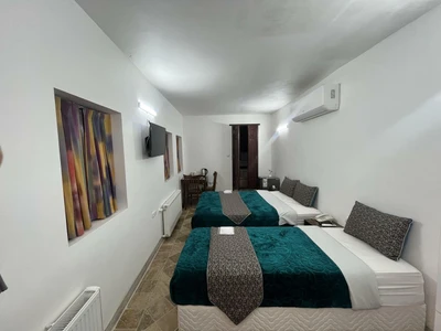 Firoozeh Traditional Hotel