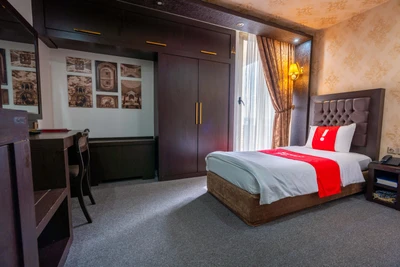 Gostaresh Hotel