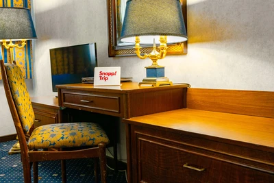 Laleh Hotel