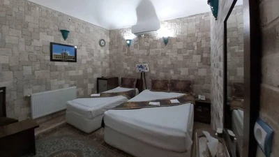 Firoozeh Traditional Hotel