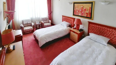 Akhavān Hotel
