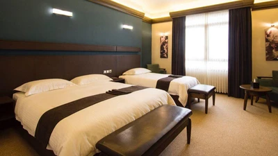 Eskan Alvand Hotel