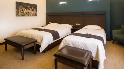 Eskan Alvand Hotel