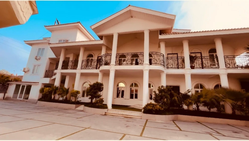 Rose Hotel