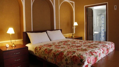 Khaneh Seneek Traditional Hotel