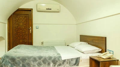 Firoozeh Traditional Hotel