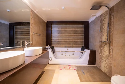 Laleh Hotel