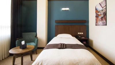 Eskan Alvand Hotel