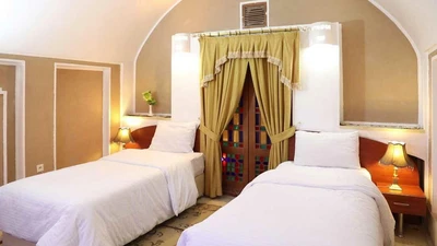 Firoozeh Traditional Hotel