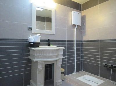 Kourosh Hotel
