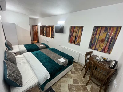 Firoozeh Traditional Hotel