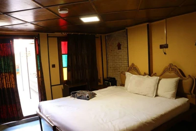 Niayesh Hotel
