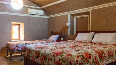 Khaneh Seneek Traditional Hotel