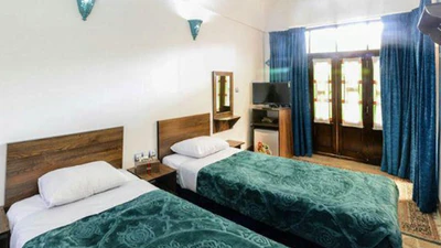 Firoozeh Traditional Hotel