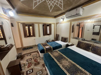 Firoozeh Traditional Hotel