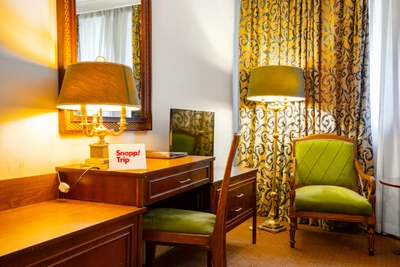Laleh Hotel