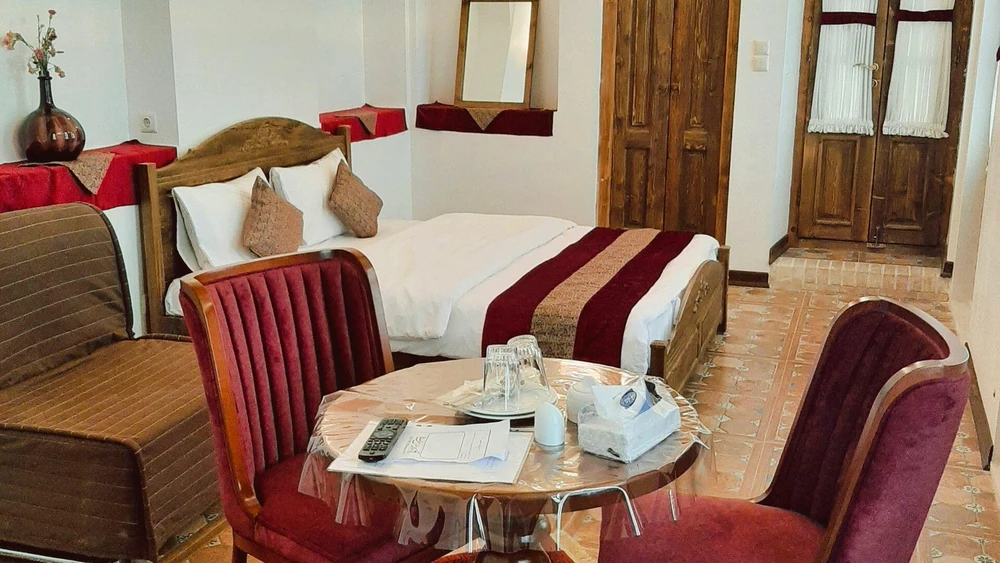 Esfanjan Hotel