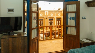 Firoozeh Traditional Hotel
