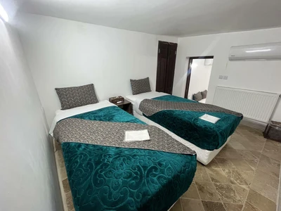 Firoozeh Traditional Hotel